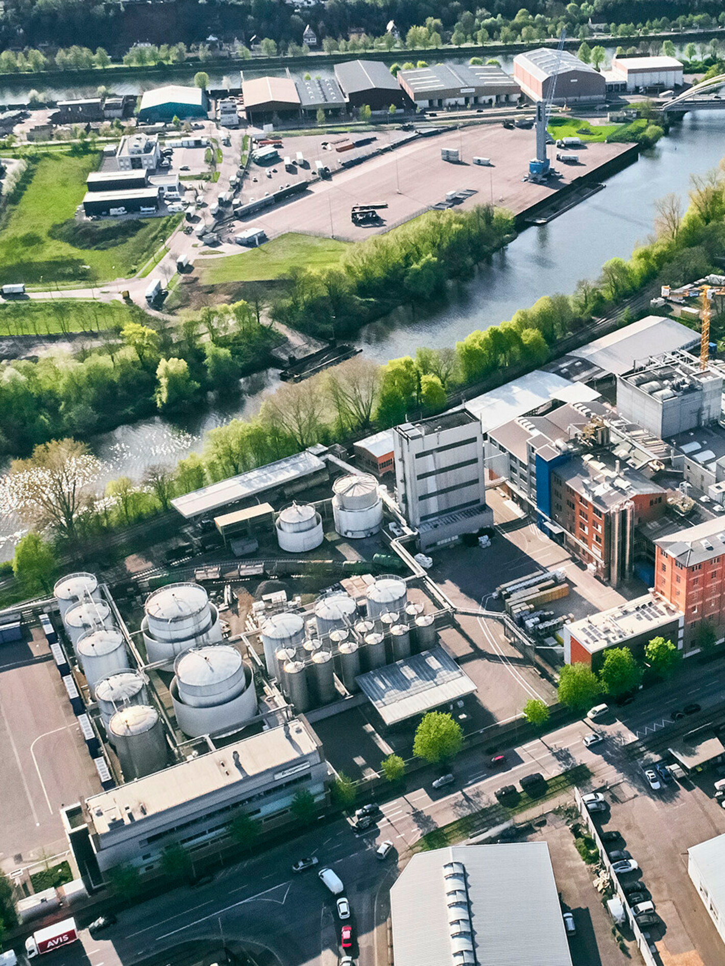 Ein Destillationsgerät mit Alembik und Luftkühlung. Aus: Kräuterbuch des Matthioli, 1586