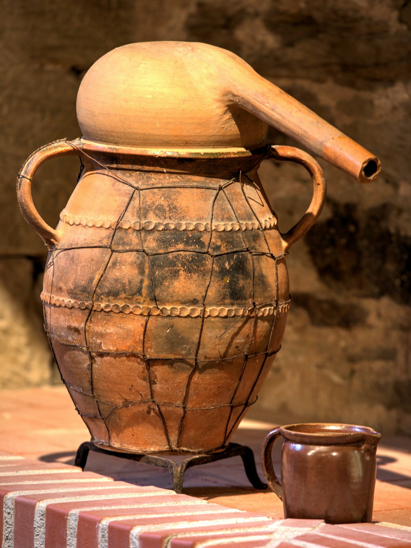 Ein Destillationsgerät mit Alembik und Luftkühlung. Aus: Kräuterbuch des Matthioli, 1586