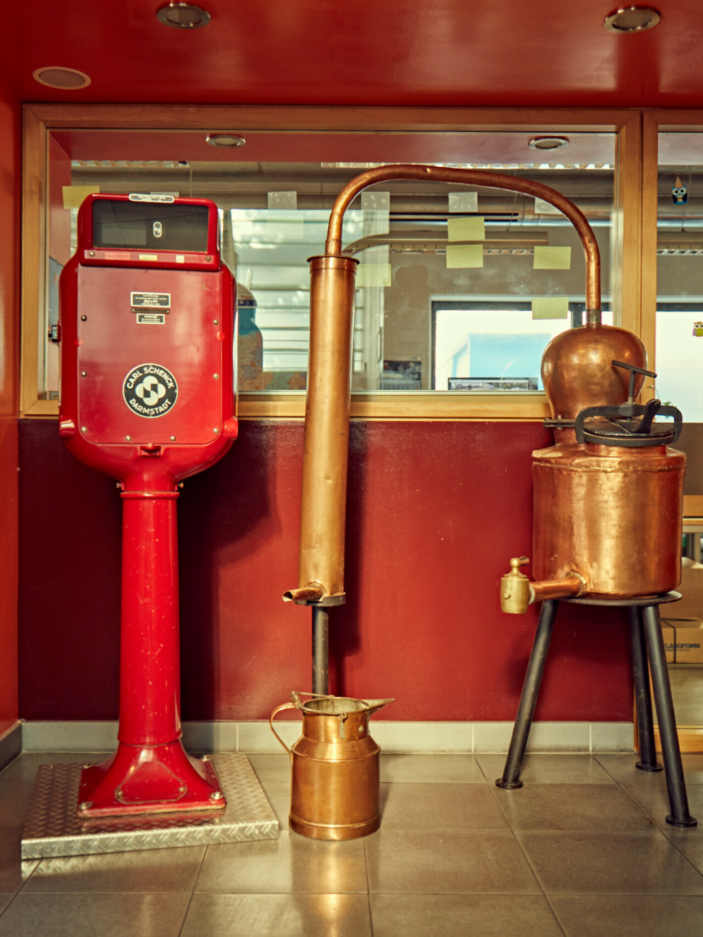 Ein Destillationsgerät mit Alembik und Luftkühlung. Aus: Kräuterbuch des Matthioli, 1586